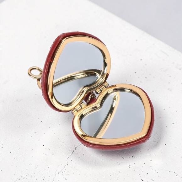 Kurt Geiger NWT Kensington Heart Shaped Mirror Keychain NIB - Picture 3 of 5